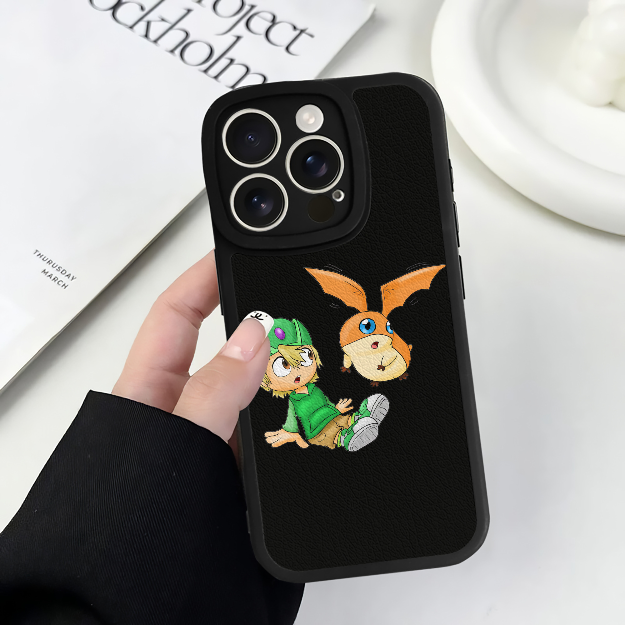 （画像用） Digimon デジタルモンスター/デジモン 【iPhone 16シリーズ対応】シリコンスマホケース（レザー調） 材質：シリコン